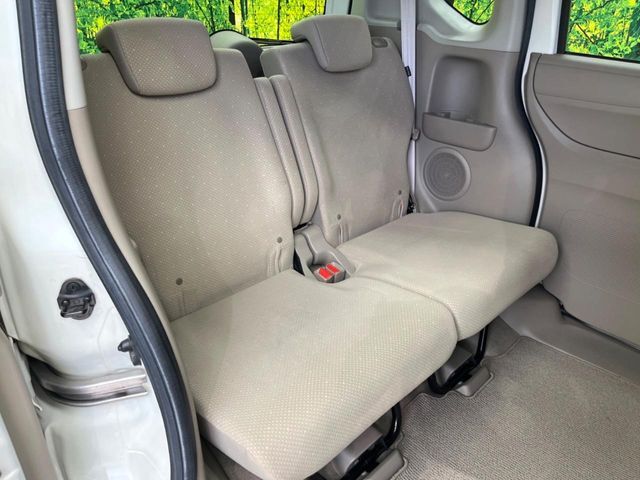 運転席まわりには十分なスペースがあり、大柄な方でもゆったり運転していただける環境です。