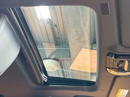【サンルーフ】開放感たっぷりの希少装備、サンルーフが装着されています！車内に明かりを取り入れたり景色を楽しむ以外にも、車内の空気も簡単に換気できて快適です！