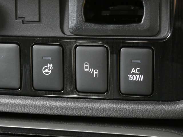 ハンドルヒーターと1500WのAC電源のスイッチです！寒い季節でも温かいハンドルでドライブすることが可能です！後側方車両検知警報も備わっております！