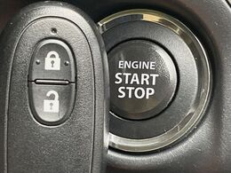 【キーレススタートシステム】カバンやポケットに入れたままでもドアの施錠・解錠が可能なスマートキーを装備。エンジンのオン・オフ時もカギを取り出す必要が無いからとっても便利です♪