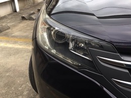 【HIDヘッドライト】夜間や雨天時でも遠くまでしっかりと見渡せ、安全性と安心感を高めるディスチャージヘッドライト装備！フォグライトも装備しておりますので、夜道での安心感が更にUPです！