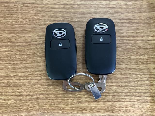 【スマートキー】　スマートキーを携帯していれば、ドアハンドルのボタンを押すだけでロックの解除ができます
