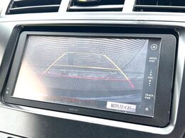 【バックカメラ】駐車時に後方がリアルタイム映像で確認できます。大型商業施設や立体駐車場での駐車時や、夜間のバック時に大活躍！運転スキルに関わらず、今や必須となった装備のひとつです！