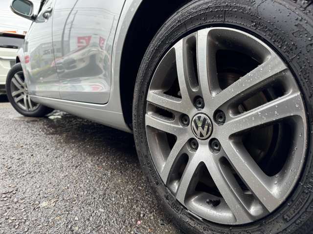 ボディとマッチした純正アルミ装着車となっております♪ガリキズやブレーキダスト等の汚れも少なくキレイな状態です♪車は足元からと言葉がピッタリな車両です♪夏・冬タイヤのご相談もお気軽にお申し付けください♪