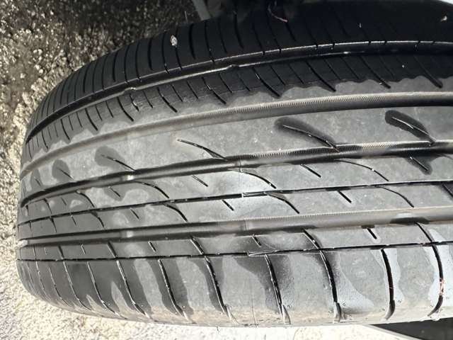 タイヤの溝もしっかり残っております♪24年制のタイヤになりますのでひび割れ等も無くまだまだご使用いただけます♪