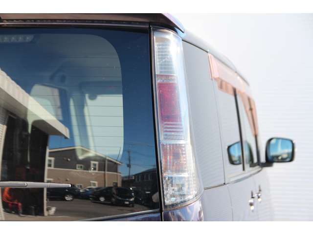 右リアテールレンズ廻り