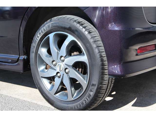 左リヤタイヤと純正14インチアルミホイール