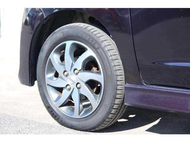 左フロントタイヤと純正14インチアルミホイール