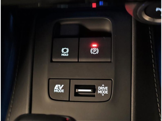 このエンジンルームをご覧下さい！埼玉トヨペットのお車は全て「ピカット一平」で、お車を隅々までピッカピカにしております。見えないところも手を抜きません！！