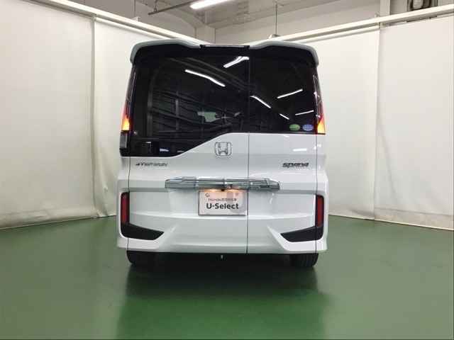 高熱線吸収プライバシーガラスが装備されています。外を見るときには気にならずに、後方車両からは車内が見えにくくなってます