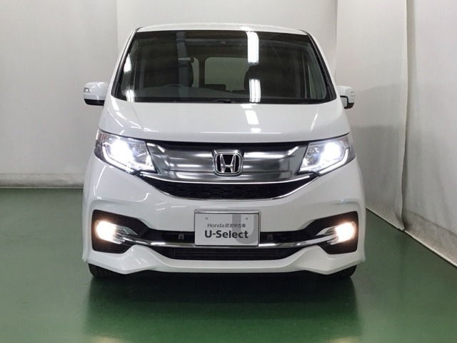 LEDヘッドライトを装備しています。LEDヘッドライトはとても明るく、雨の日や夜間走行も安全・安心です。オートライトコントロール付きで周囲の明るさに応じて自動で点灯・消灯します