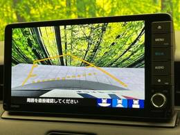 【バックカメラ】駐車時に後方がリアルタイム映像で確認できます。大型商業施設や立体駐車場での駐車時や、夜間のバック時に大活躍！運転スキルに関わらず、今や必須となった装備のひとつです！