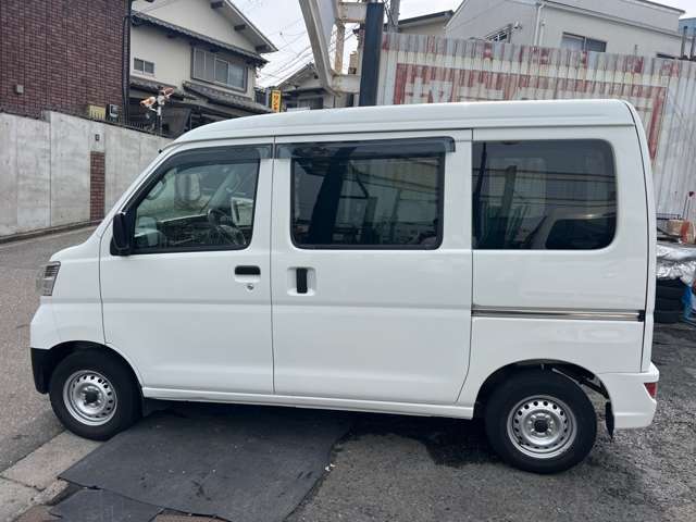 左ステップ前のほうにへこみあります。。企業のリース車で整備がされていて、エンジン、エアコン、ミッション良好です