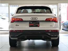 後続車両から長く見られるリヤスタイルも、Audiらしく上品で洗練されたデザインで見る人を惹きつけます。