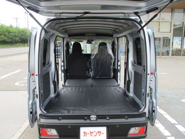 後席シートを収納すれば、さらに広いスペースを確保できます。大きな荷物やレジャーに！！様々な用途に活用できます♪