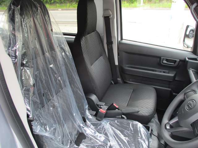 届出済未使用車ですので内装もキレイです♪　また、シートカバーの取付等も承ってましたのでお気軽にご相談ください♪