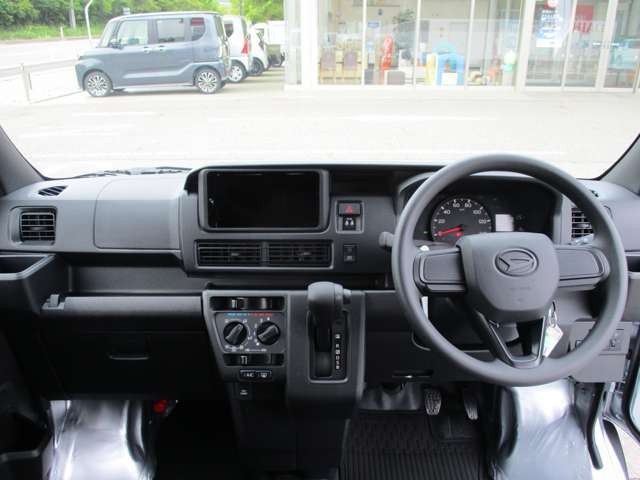 届出済未使用車ですので内装もキレイです♪　また、シートカバーの取付等も承ってましたのでお気軽にご相談ください♪