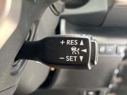 【レーダークルーズコントロール】高速道路での長距離走行が楽に！！自動で速度を保つクルーズコントロールが、衝突軽減システムと連携し、前方の車両を感知して車間を保つように速度調節してくれます！！
