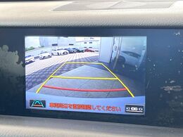 【バックカメラ】駐車時に後方がリアルタイム映像で確認できます。大型商業施設や立体駐車場での駐車時や、夜間のバック時に大活躍！運転スキルに関わらず、今や必須となった装備のひとつです！