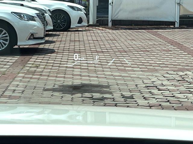 【カラーヘッドアップディスプレイ】現在の速度や走行情報をデジタル表示で運転席前方のガラスに投影！カラー付きで視認性も高く、運転中目線をずらさず必要な情報を確認できるのでとっても便利で安心！