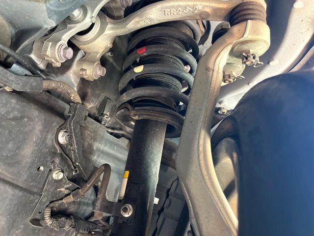 お車を安心してお乗りいただく為には、足回りの定期点検が欠かせません。サービスサポート（有償保証）では無料点検もご提供しており、安心のカーライフをお過ごしいただけるサポート体制が整っています。