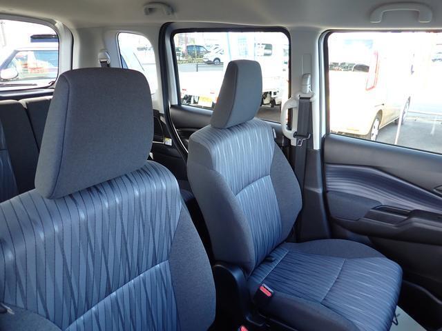 【ウォークスルー】インパネATなので足元は広く、助手席への移動も簡単！さらにウォークスルーなので後席への移動もラクラク！！便利ですね（＾＿＾）