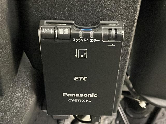 【ETC】有料道路を利用する際に料金所で停止することなく通過できる、ETC車載器（ノンストップ自動料金収受システム機器）が装備されています。セットアップを行うことで利用可能になります。