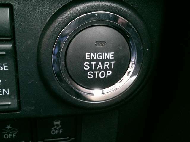 ★プッシュスタートシステム★エンジンスタートは最近はやりのプッシュスタート！鍵を車内に持ち込めばシリンダーに差し込まなくともボタン1つでエンジンがかかる★