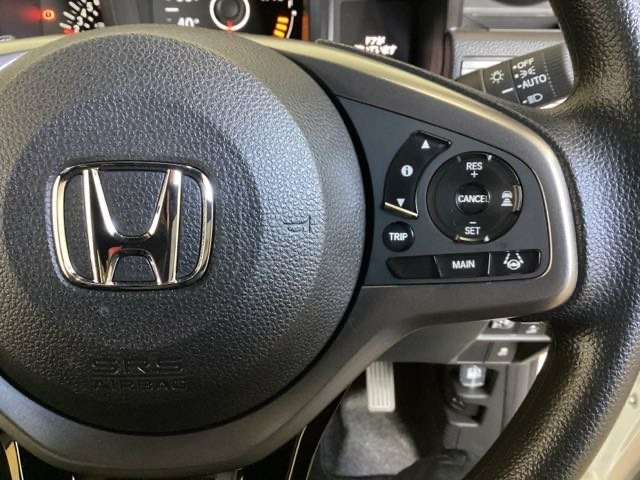 ハンドルにHondaセンシング系のクルーズコントロールやレーンキープアシストなどのスイッチが装備されています。ハンドルから手を離さず安全に操作できます。