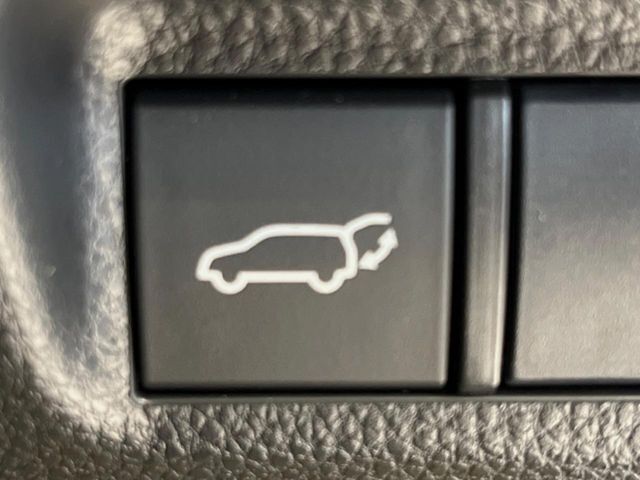 【パワーバックドア】スマートキーや運転席のボタンを押すだけでリアゲートが自動で開閉します！荷物を持っている時や、高い位置にあるバックドアを閉める際に便利な機能です♪