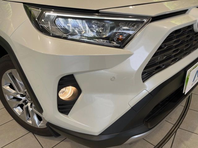 【LEDヘッドライト】悪天候や夜間走行時も良好な視界を確保し安心して運転できる高輝度LEDヘッドライトを装備！点灯速度が早く、消費電力も抑えられています。