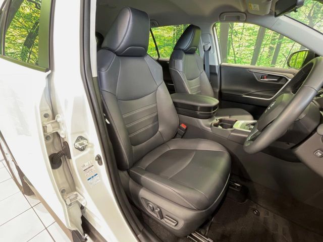 運転席シート廻りは使用感も少なく、良好な状態となっています。前オーナー様が丁寧に使っていたことがよくわかりますね。