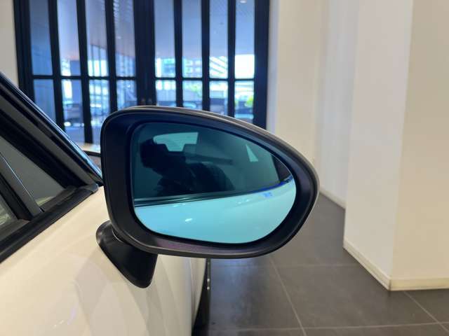 ブルーミラーが付いており、後続車のライトでもまぶしさが軽減され、より充実した運転が出来ます！