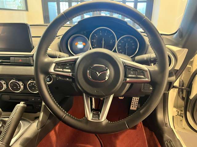 細く見えるハンドルですが、しっかりと握れるデザインになりますので、楽に運転が可能です。