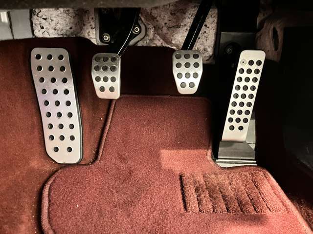 オルガン式ペダルを採用していますので、長距離運転でも足首の負担が軽減され、より運転を楽しんで頂けるお車です！