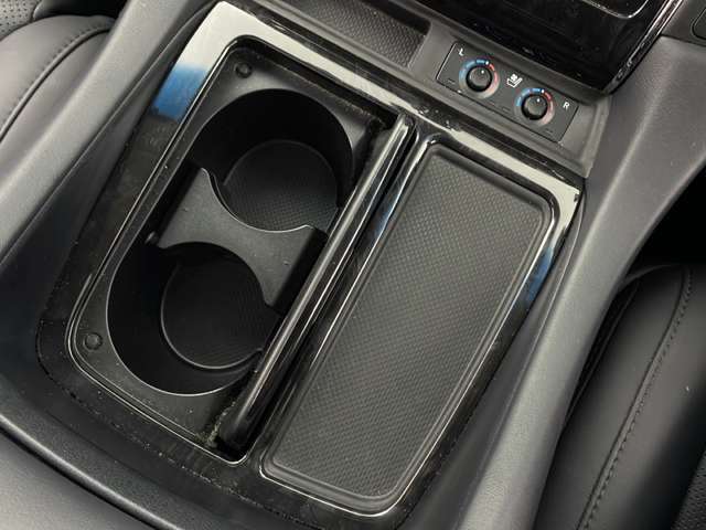 【ドリンクホルダー】『ドリンクホルダー周辺』の画像になります。写真の内容に関してご不明点、ご質問等がございましたらお気軽にガリバー店舗までお問い合わせください。