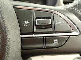 先行車との車間距離を保ちながら加速・減速してくれる「アダプティブクルーズコントロール」を装備しています。ロングドライブに最適ですね！