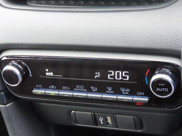 オートエアコンなのでスイッチひとつで車内を設定温度に調節してくれます☆