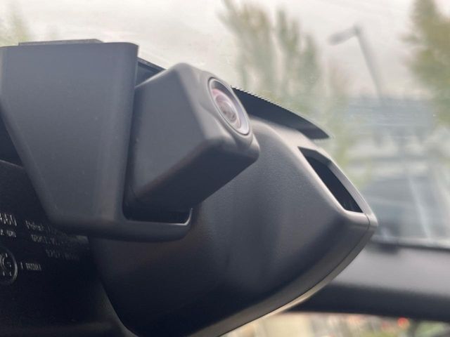 【ドライブレコーダー】安心・安全なカーライフに必須のドライブレコーダーを装備！走行中はもちろん、あおり運転や事故に遭遇した際の状況も映像で記録し、万一のリスクに備えます。