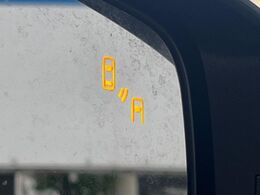 【リヤビークルディティクション】走行中、ドアミラーの死角になりやすい箇所に後続車が接近するとサイドミラー付近に警告を表示、ドライバーに注意喚起と、万一の際はハンドル操作をアシストをします。