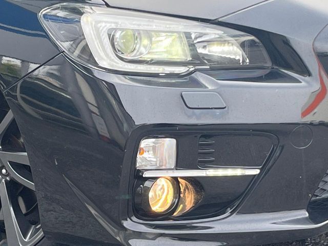【LEDヘッドライト】悪天候や夜間走行時も良好な視界を確保し安心して運転できる高輝度LEDヘッドライトを装備！点灯速度が早く、消費電力も抑えられています。