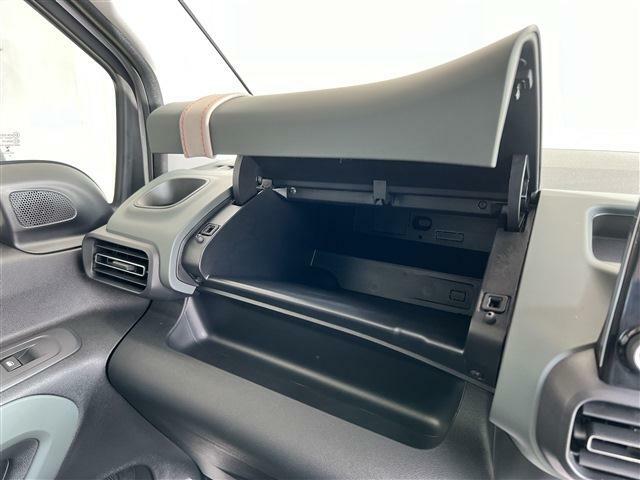 助手席のダッシュボードには車検証入れをしまえるサイズの収納が装備されております。また、ステッチ遣いは上質なミッドセンチュリ―を彷彿させるデザイン性があります。