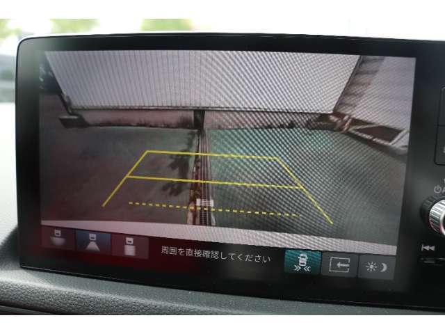 バックカメラを搭載しておりガイドラインも表示されますので車庫入れも安心ですね♪