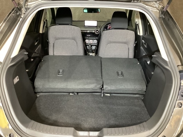 リアシートも簡単格納ができ、大きな荷物もらくらく収納できます！