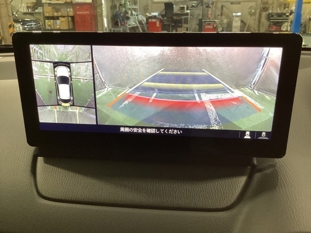 狭い場所での駐車やすれ違いなどでより的確な運転操作に役立つ360°ビューモニターが装備されています。
