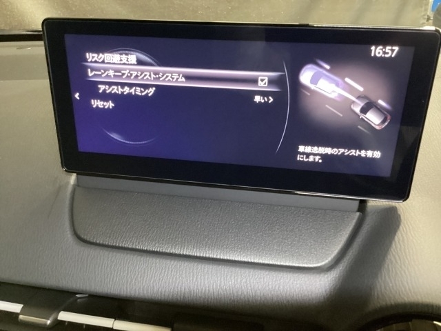 ハンドル操作をアシストすることにより車線からの逸脱回避を支援します。