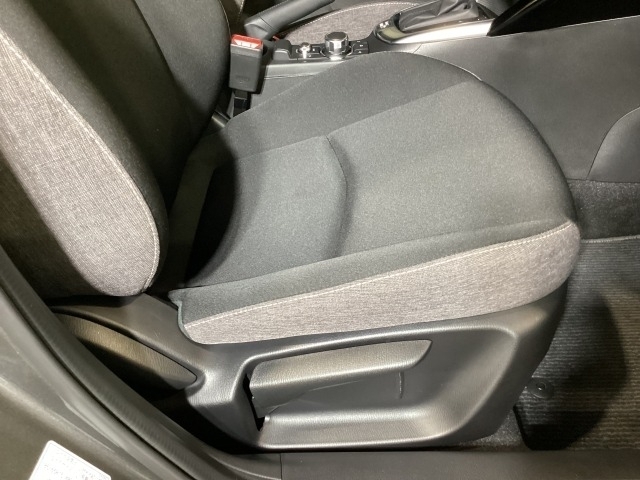 運転席にはドライバーの体型や好みに応じて前後方向だけでなく、高さの調整ができるシートリフターを装備！