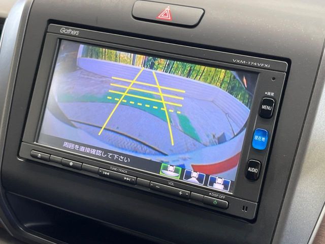 【バックカメラ】駐車時に後方がリアルタイム映像で確認できます。大型商業施設や立体駐車場での駐車時や、夜間のバック時に大活躍！運転スキルに関わらず、今や必須となった装備のひとつです！