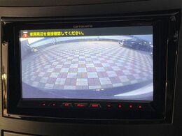 【バックカメラ】駐車時に後方がリアルタイム映像で確認できます。大型商業施設や立体駐車場での駐車時や、夜間のバック時に大活躍！運転スキルに関わらず、今や必須となった装備のひとつです！