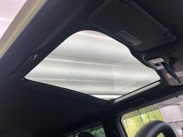 【サンルーフ】開放感たっぷりの希少装備、サンルーフが装着されています！車内に明かりを取り入れたり景色を楽しむ以外にも、車内の空気も簡単に換気できて快適です！